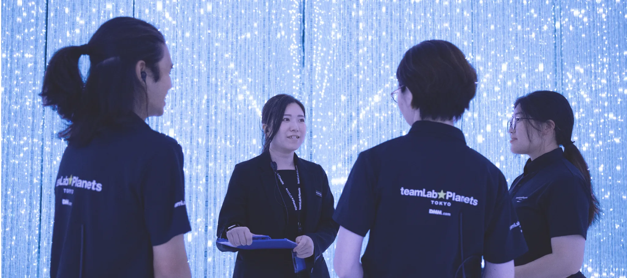 New team members at teamLab Planets receiving training from senior staff. Even those with no prior experience can thrive in this supportive environment, with attentive follow-up ensuring peace of mind.