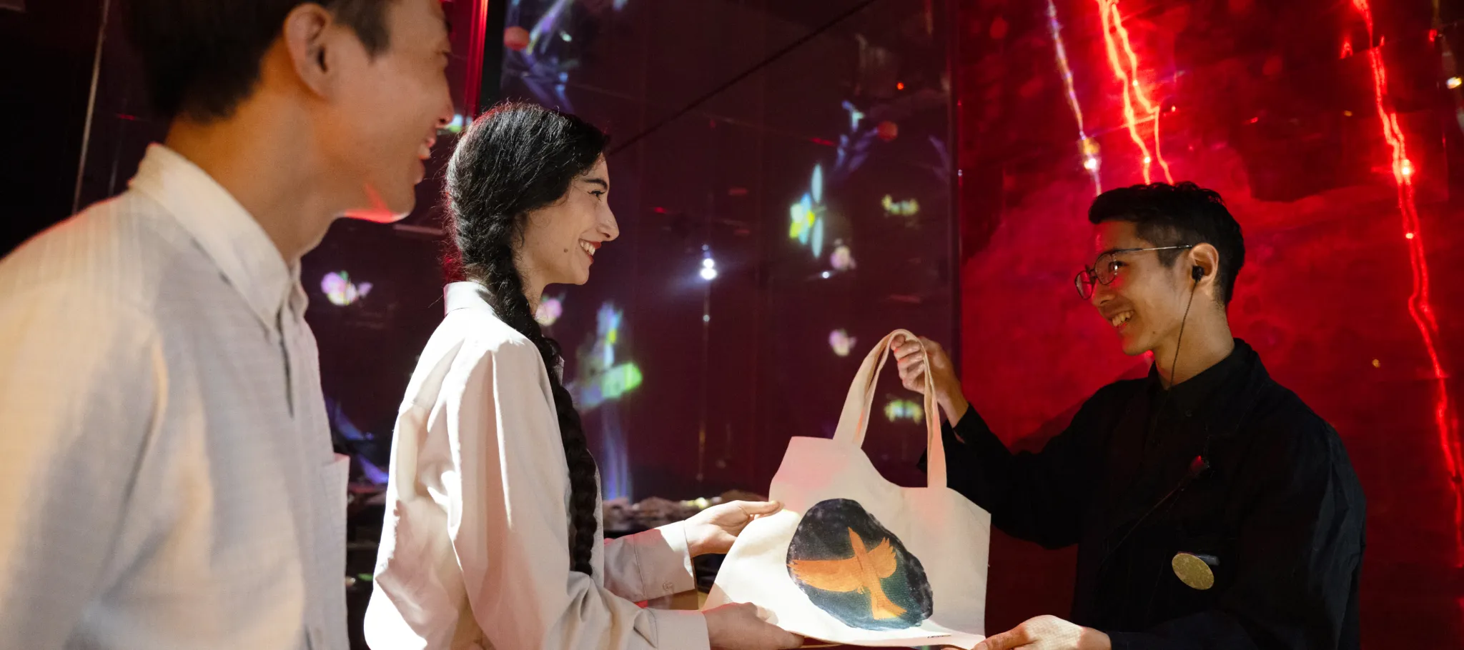 A staff member cleaning the facilities to maintain a pleasant environment at teamLab Planets. This is a fulfilling role where you contribute to creating a comfortable space for guests, working together with your teammates.